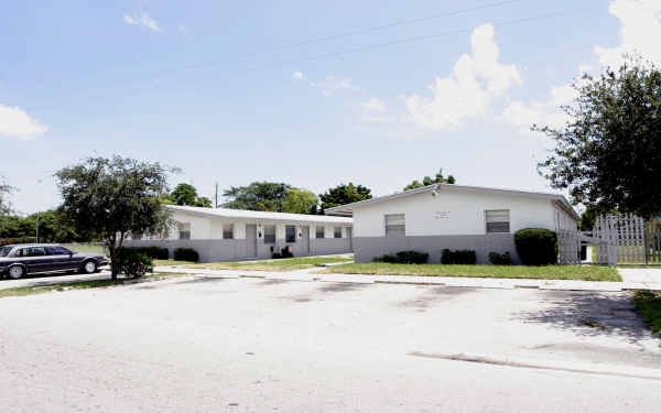 31-35 SW 9th Ave in Delray Beach, FL - Building Photo