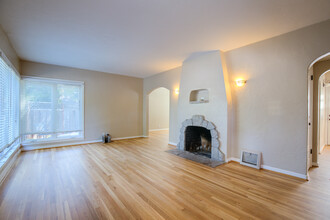 1104 Willow Glen Way in San Jose, CA - Building Photo - Interior Photo