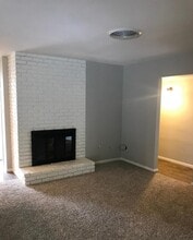 1939 Meadowwood Ct in Bakersfield, CA - Foto de edificio - Building Photo