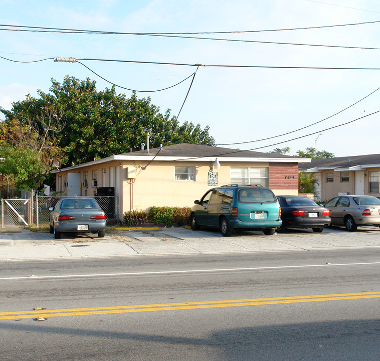 609-617 E 21st St in Hialeah, FL - Building Photo