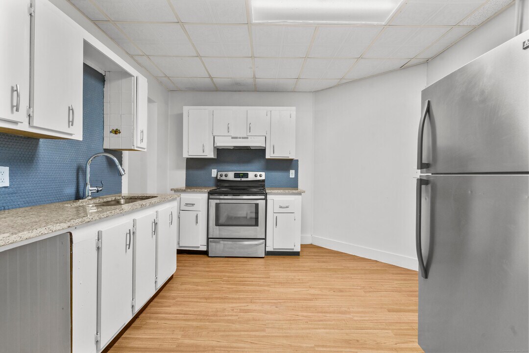 22 Wyman St in Waterbury, CT - Building Photo