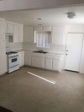 16463 Smoke Tree St-Unit -#B in Hesperia, CA - Building Photo - Building Photo