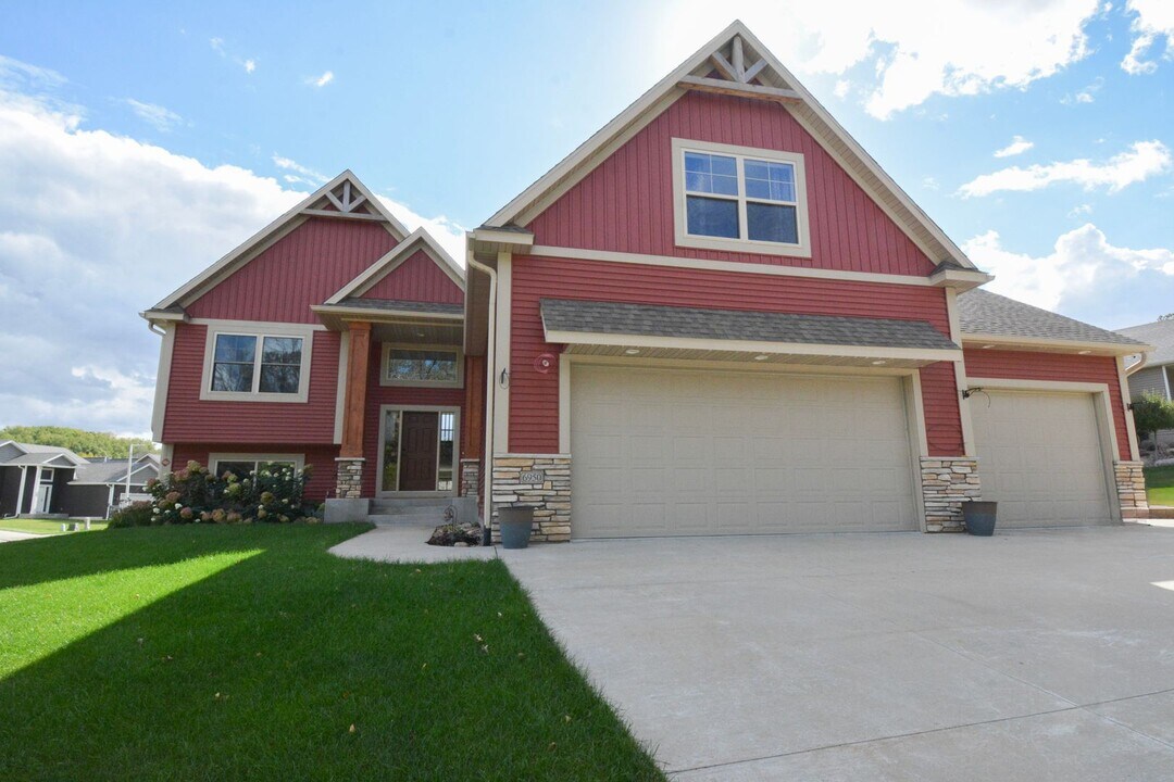 6950 Larkspur Pkwy NW in Rochester, MN - Building Photo