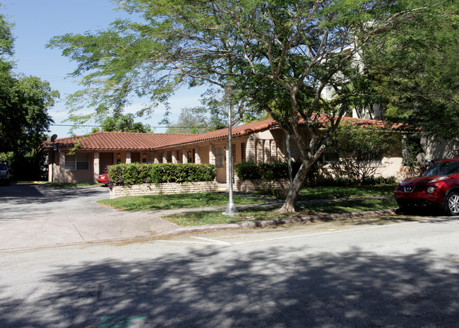 822-832 Salzedo St in Miami, FL - Building Photo - Building Photo