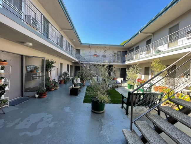 1152 N Poinsettia Pl in West Hollywood, CA - Foto de edificio - Building Photo