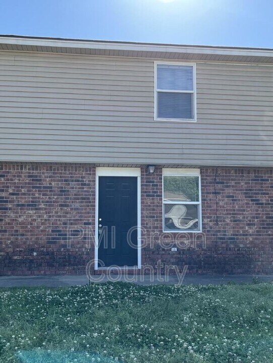 404 E Redwood St in Coweta, OK - Building Photo