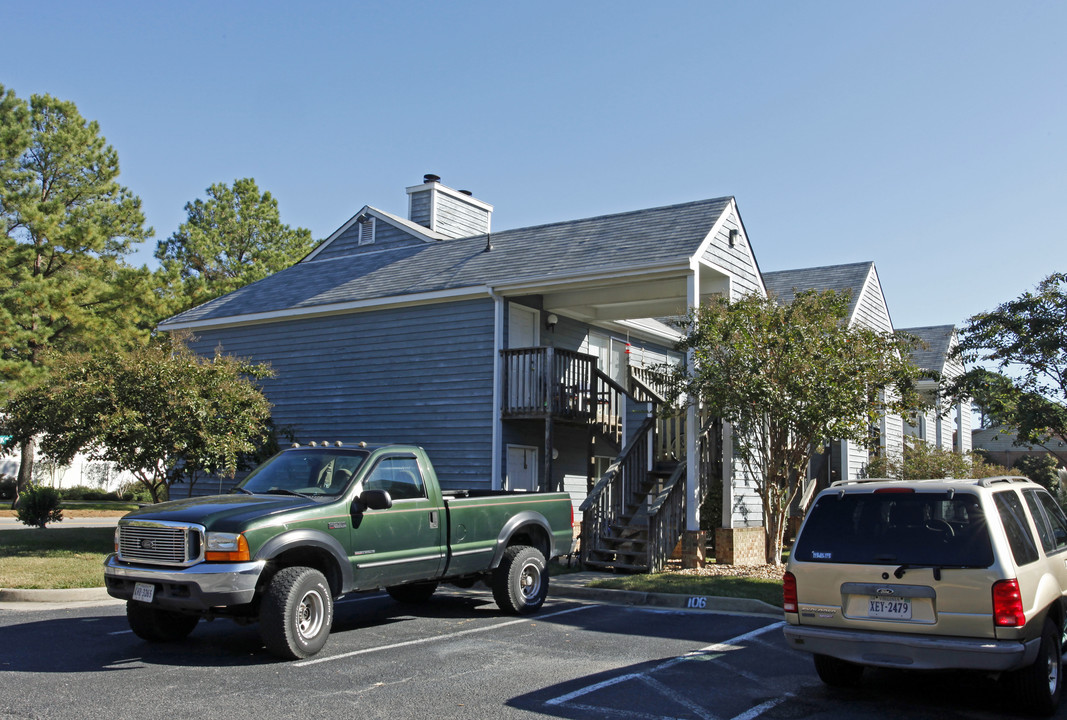 104 Ocean Villas Way in Virginia Beach, VA - Building Photo