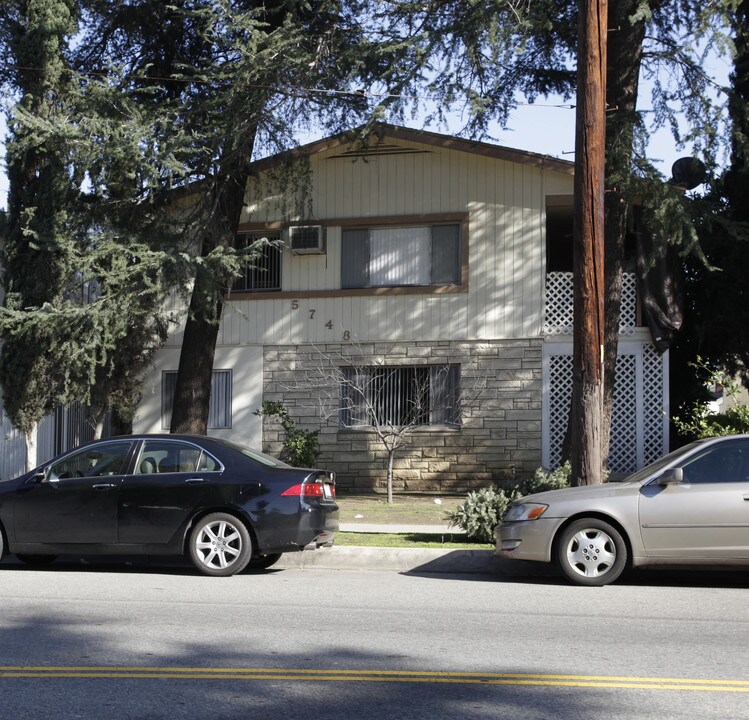 5748 Hazeltine Ave in Van Nuys, CA - Building Photo