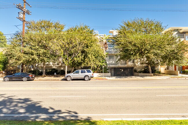 14637 Magnolia Blvd in Van Nuys, CA - Building Photo - Building Photo