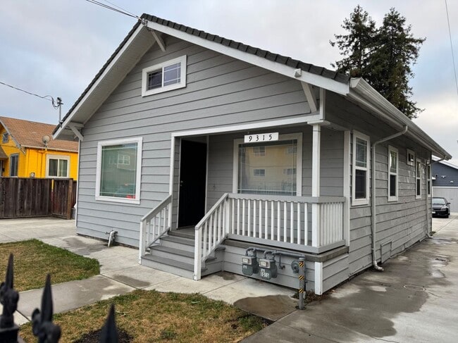 9315 Hillside St in Oakland, CA - Foto de edificio - Building Photo