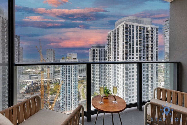 601 NE 1st Ave in Miami, FL - Building Photo - Building Photo