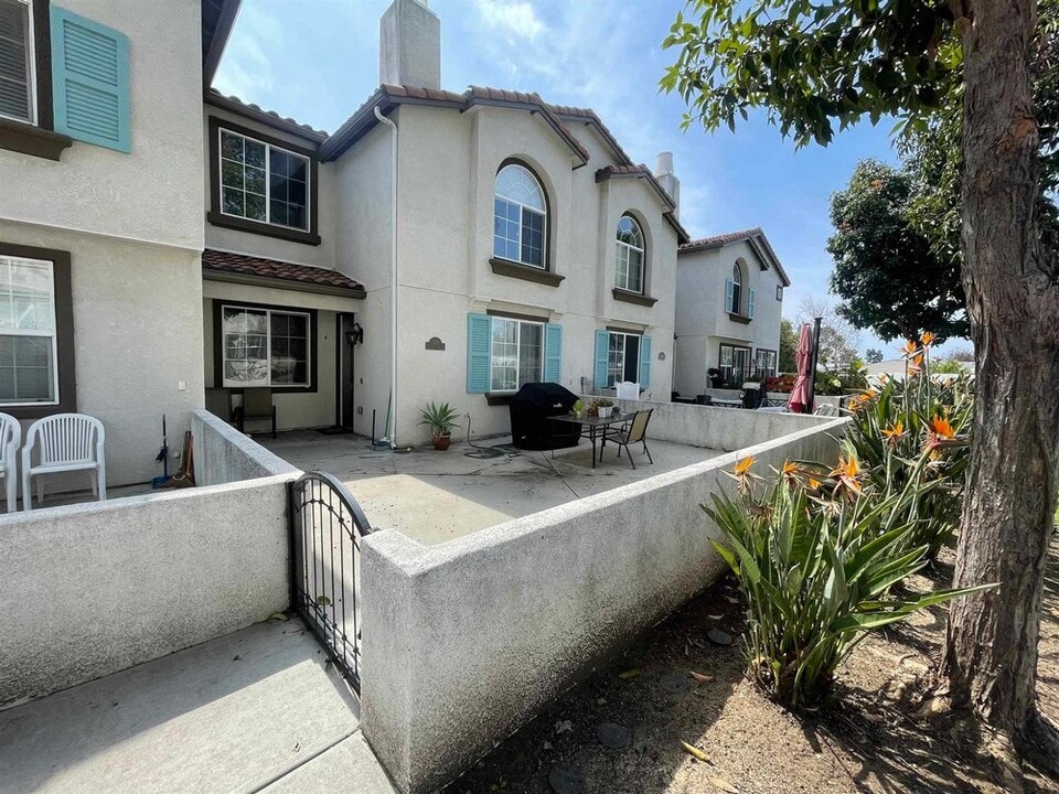 285 Reef Point Way in Oceanside, CA - Building Photo