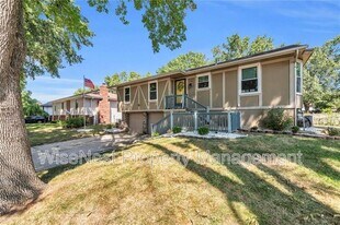 305 NW Shamrock Ave in Lee's Summit, MO - Building Photo