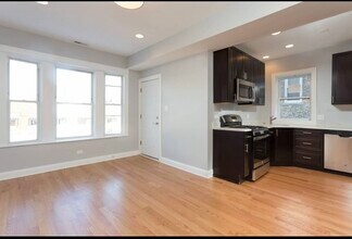 2321 W Fullerton Ave in Chicago, IL - Building Photo - Building Photo
