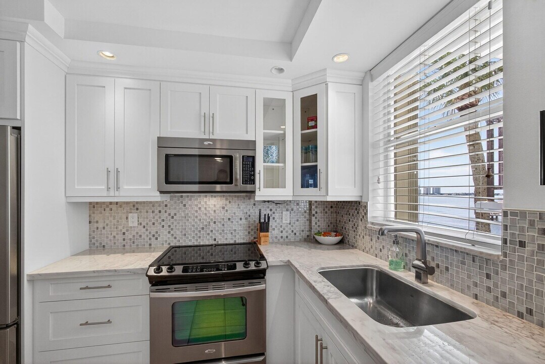 100 Paradise Harbour Blvd in North Palm Beach, FL - Building Photo