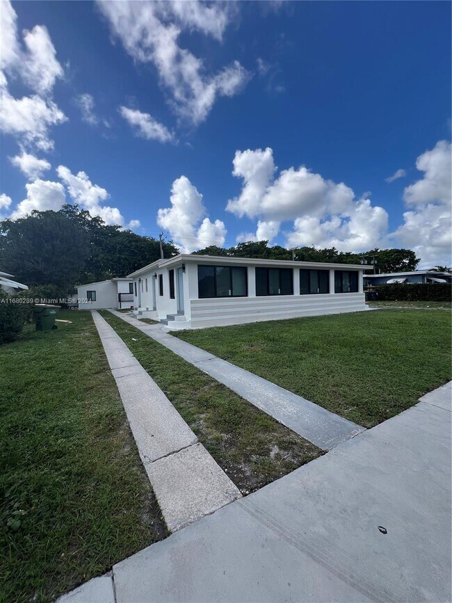 12400 NE 11th Ct-Unit -4 in North Miami, FL - Building Photo - Building Photo