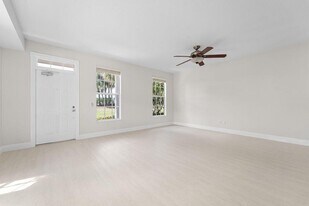 122 Ashley Ct in Jupiter, FL - Building Photo