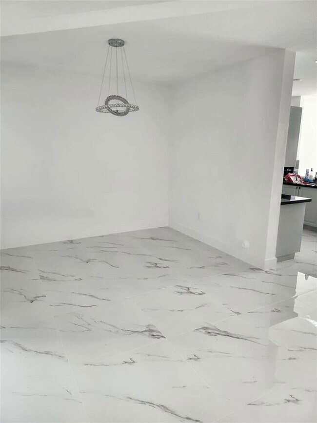 8465 NW 108th Path in Doral, FL - Foto de edificio - Building Photo