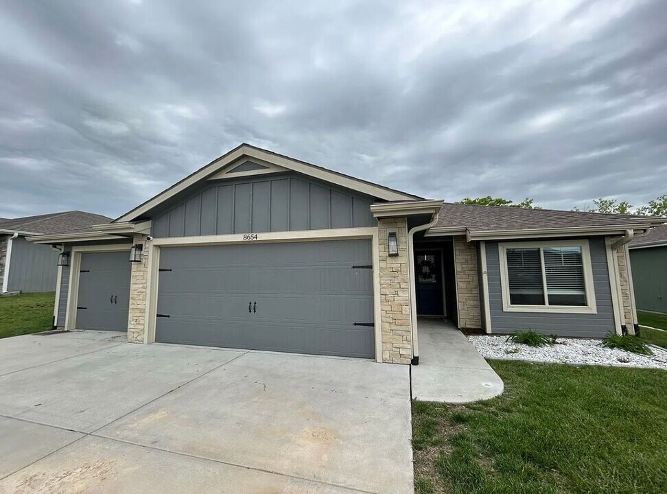 8654 William Dr in Manhattan, KS - Building Photo