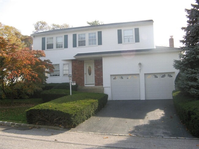 property at 3 Dartmouth Dr