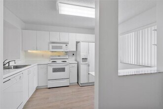 9537 Weldon Cir in Tamarac, FL - Building Photo - Building Photo