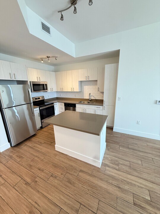2122 NE 170th St, Unit B7 in North Miami Beach, FL - Building Photo