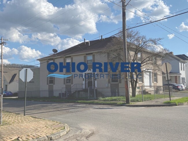 250 N 7th St, Unit Rear in Martins Ferry, OH - Foto de edificio - Building Photo