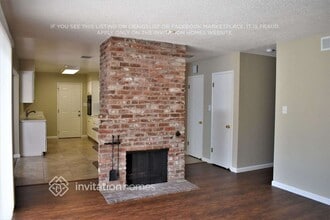 7016 Uranus Pkwy in Sacramento, CA - Foto de edificio - Building Photo