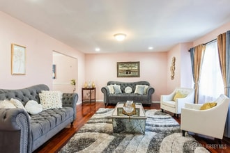 1484 Osage Rd in North Brunswick, NJ - Foto de edificio - Building Photo