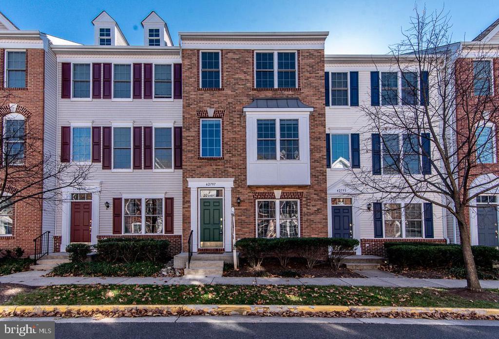 42797 Flannigan Terrace in Chantilly, VA - Foto de edificio