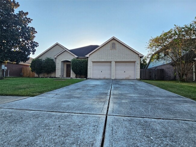 201 Cedar Branch Dr in League City, TX - Building Photo - Building Photo