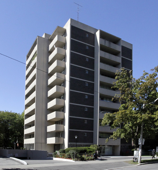 Walmer Place in Toronto, ON - Building Photo