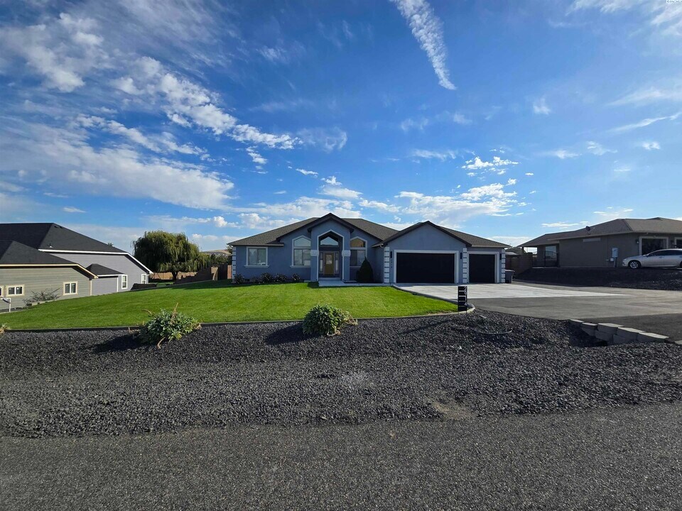 2914 Karlee Dr in Richland, WA - Building Photo