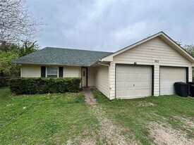 603 E Sandy Ln in Ltl Rvr Acad, TX - Building Photo