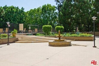 321 S San Vicente Blvd in Los Angeles, CA - Building Photo - Building Photo