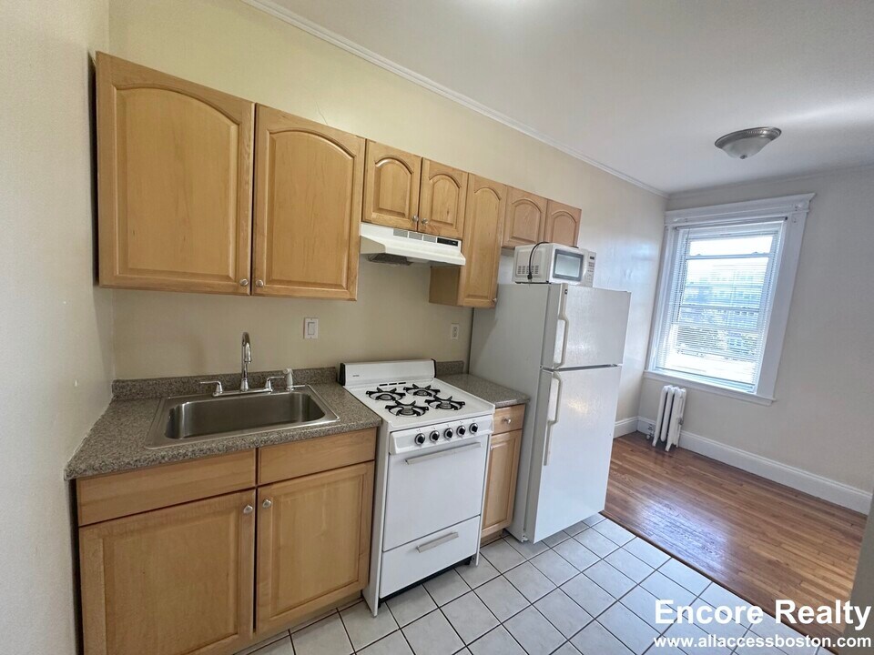 1637 Commonwealth Ave, Unit 7 in Boston, MA - Building Photo