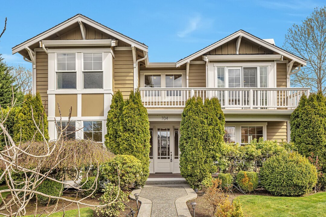 704 16th Ave W in Kirkland, WA - Foto de edificio