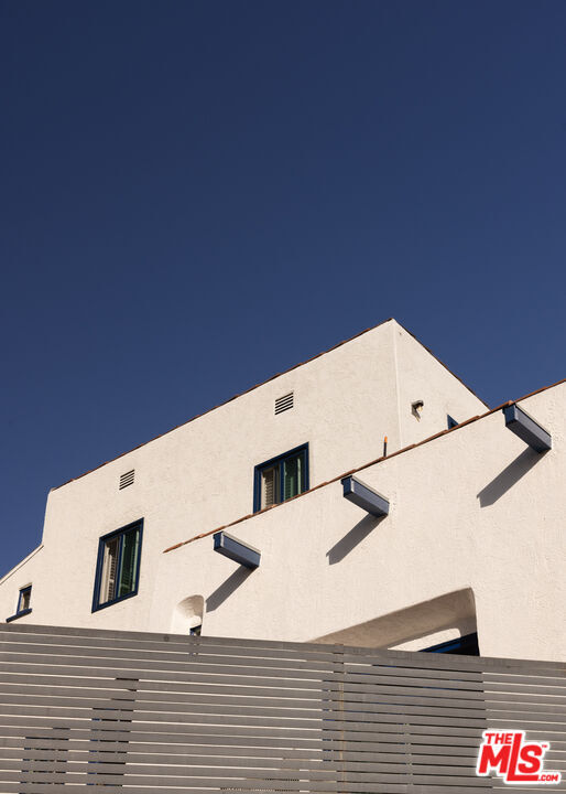 2039 Glencoe Way in Los Angeles, CA - Foto de edificio - Building Photo