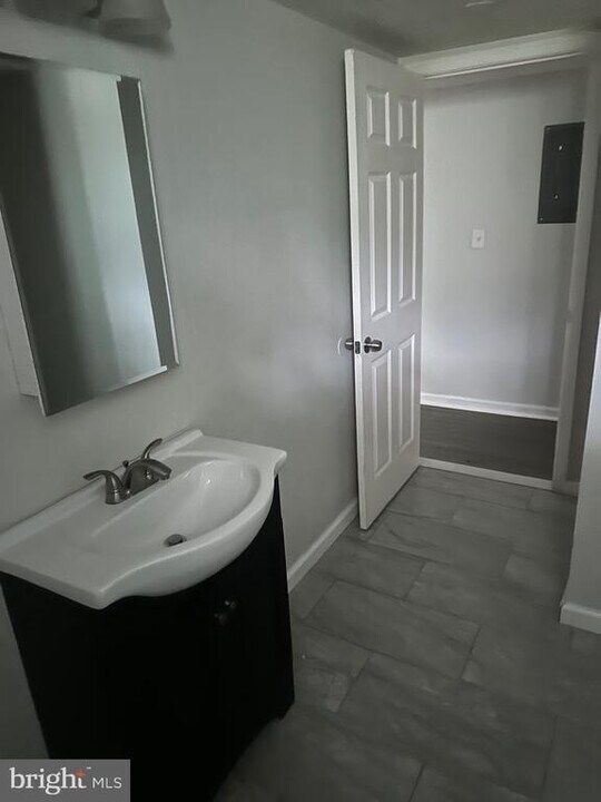 1124 Lindley Ave in Philadelphia, PA - Building Photo