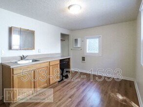 2708 NE Sandy Blvd in Portland, OR - Building Photo - Building Photo