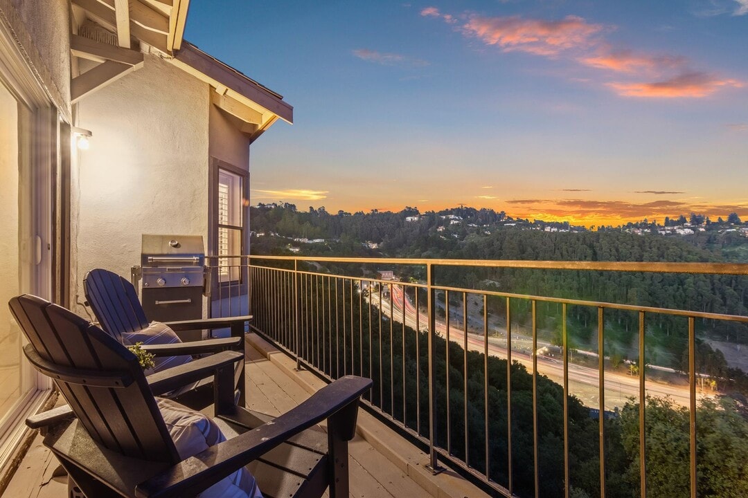 6666 Charing Cross Rd in Oakland, CA - Building Photo