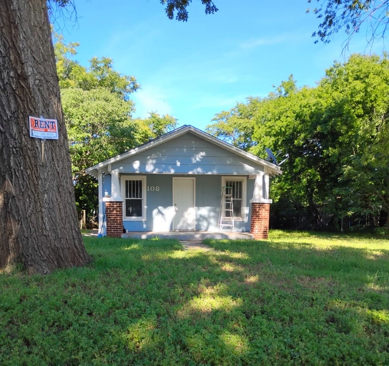 108 N Hitchcock St in Hobart, OK - Building Photo