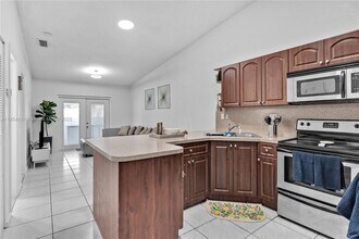 9035 NW 117th St in Hialeah, FL - Building Photo - Building Photo