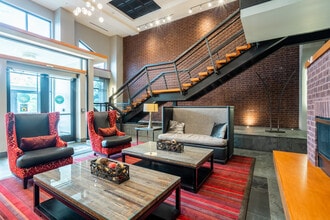 Courts at Spring Mill Station in Conshohocken, PA - Foto de edificio - Lobby