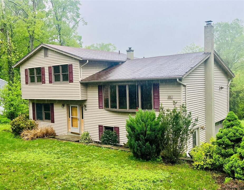 51 Pine Ct in Middletown, NY - Building Photo