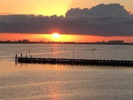 500 Tiki Dr in Tiki Island, TX - Building Photo