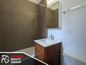 4220 N Sheridan Rd, Unit 4242-413 in Chicago, IL - Building Photo - Building Photo