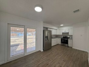 6718 Pear Tree in San Antonio, TX - Foto de edificio - Building Photo