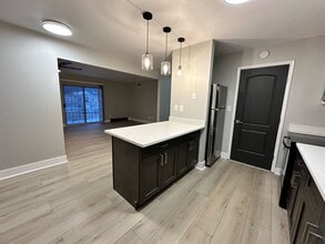 2 Bedroom with In-Unit Washer Dryer plus Garage Parking in Rockford, IL - Building Photo - Building Photo