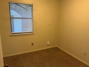 2820 N Nottingham Way in Moore, OK - Foto de edificio - Building Photo